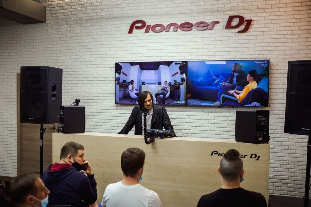 Слайд из фотографий школы Pioneer DJ School