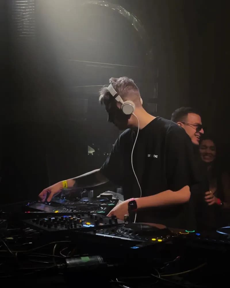 Слайд из фотографий школы Pioneer DJ School