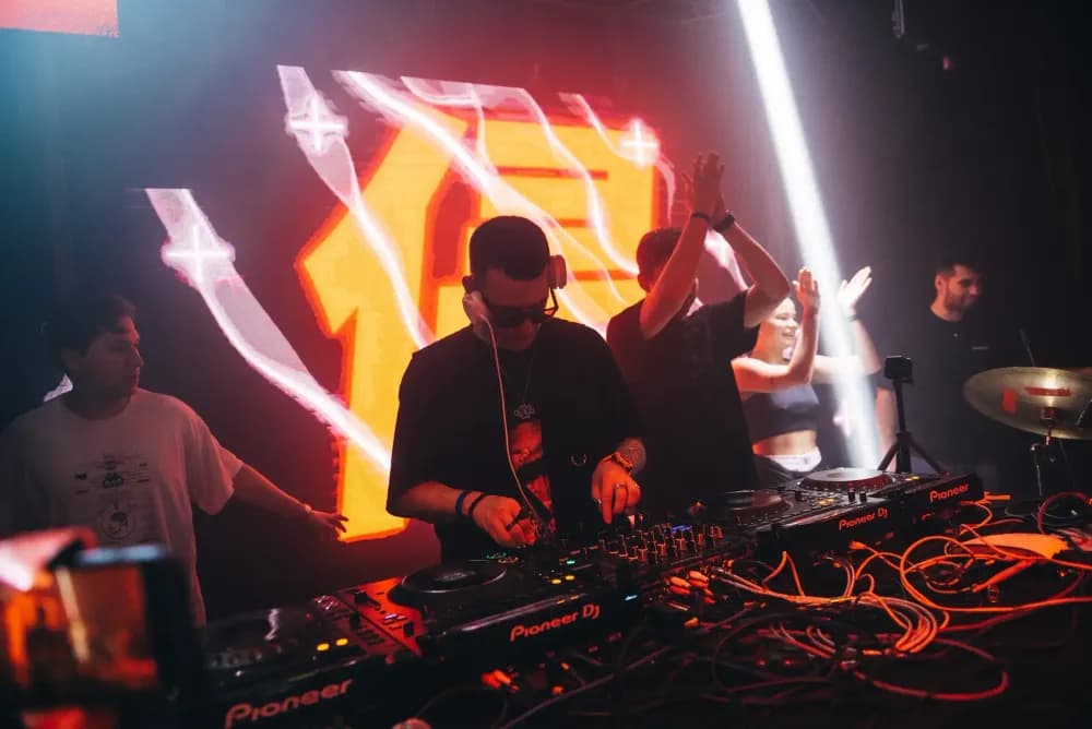 Слайд из фотографий школы Pioneer DJ School