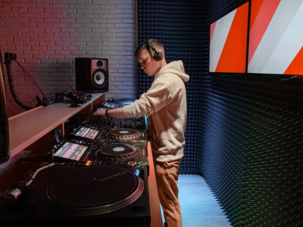 Слайд из фотографий школы Pioneer DJ School